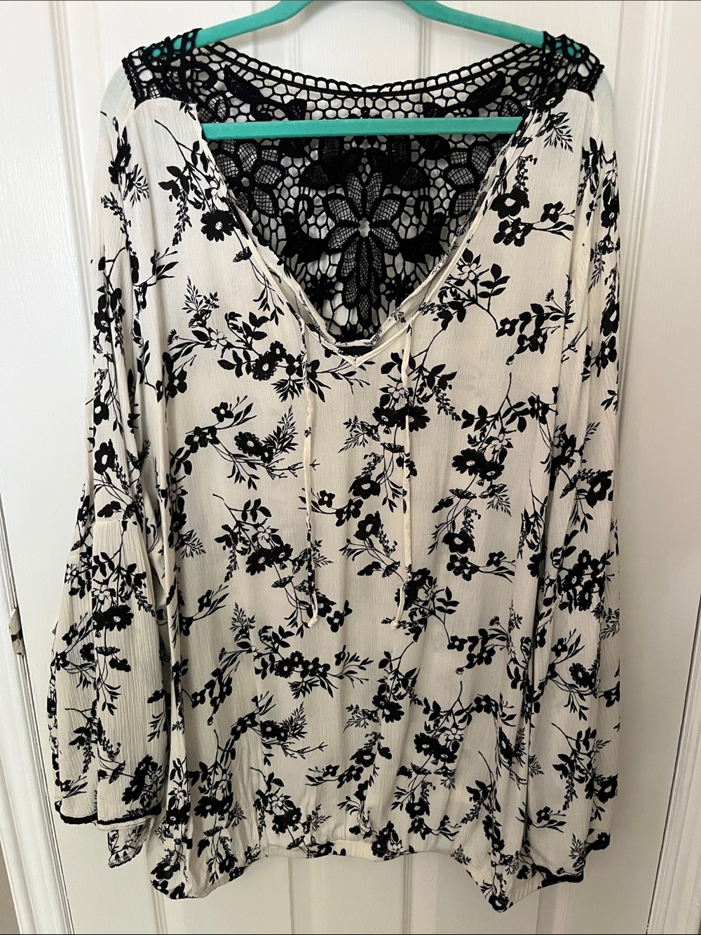 torrid Black & White Floral Lace-Back Blouse
